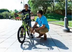  ??  ?? Juan David Vázquez habla con su hijo, Kevin, sobre algunas de las normas de seguridad que debe seguir en el uso de la bicicleta.