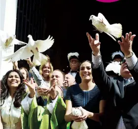  ??  ?? Sobre estas líneas: Al concluir la misa, la reina, junto a Wilnelia Merced, Monseñor Roberto González, y su papá, Jesús Del Valle, quienes lanzaron palomas blancas al aire. A la derecha: la gente felicitaba a Stephanie a su paso en la catedral.