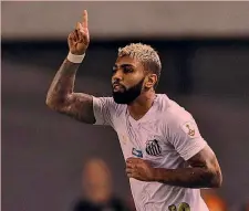  ??  ?? Gabriel «Gabigol» Barbosa, 22 anni, con la maglia del Santos