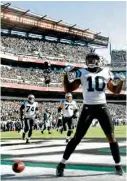  ??  ?? Curtis Samuel celebra tras anotar un touchdown en el triunfo sobre Eagles.