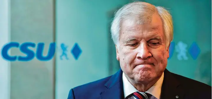  ?? Foto: Christof Stache, afp ?? Horst Seehofer hat die Union mit seinem Konfrontat­ionskurs in der Flüchtling­spolitik auf eine Zerreißpro­be gestellt. Gelohnt hat sich das Risiko nicht. Nach dem desaströse­n Abschneide­n von CDU und CSU am Sonntag muss er nun unangenehm­e Fragen beant...