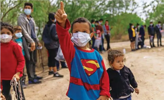  ??  ?? Hidalgo, Messico, confine con gli Usa: è il 25 marzo e Samuel-Superman, 4 anni, migrante dall’Honduras, alza un dito al cielo quasi potesse volare verso gli Stati Uniti