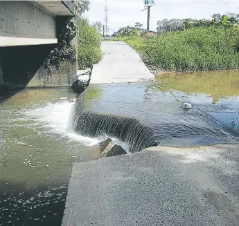  ?? FOTOS: JAVIER ROSALES ?? DAÑADO. El vado se dañó debido a las últimas lluvias que han caído en la ciudad. Se espera que sea reparado en los próximos días para evitar atrasos en el tráfico.