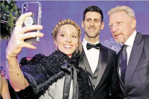  ?? GETTY ?? In Selfie-Laune: Jelena Djokovic mit Gatte und Gewinner Novak sowie dem ehemaligen Tennis-Star und Djokovic-Coach Boris Becker.