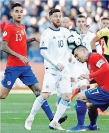  ??  ?? Gary Medel ed Erick Pulgar provano a fermare Leo Messi in Copa America