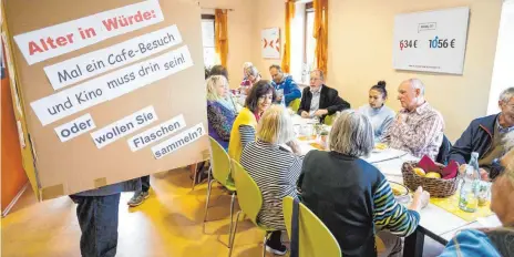  ?? FOTO: ROLF SCHULTES ?? Im Rahmen ihrer „36-Stunden-Aktion“hat die KAB an einer langen Mittagstaf­el im „Carisina“in Weingarten über das Thema „Altersarmu­t“diskutiert.