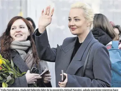  ?? Tobias Schwarz / AFP ?? Yulia Navalnaya, viuda del fallecido líder de la oposición Alekséi Navalni, saluda sonriente mientras hace cola para votar en la embajada rusa en Berlín, la capital alemana, ayer.