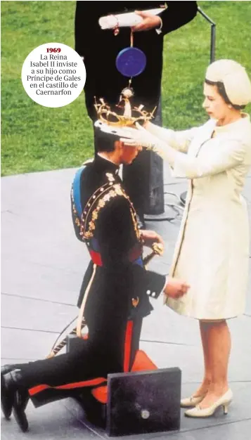  ??  ?? 1969 La Reina Isabel II inviste a su hijo como Príncipe de Gales en el castillo de Caernarfon