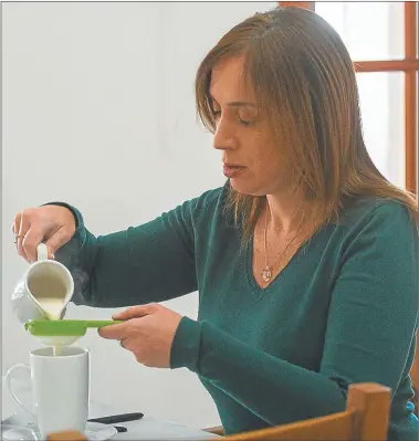  ?? PRENSA CAMBIEMOS ?? DESAYUNO. Vidal, el viernes a la mañana en la Gobernació­n, durante una tregua de la campaña.