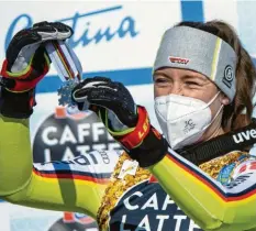  ?? Foto: Christophe Bott, dpa ?? Kira Weidle bestaunt ihre erste WM‰Medaille, auf die sie in dieser Saison akribisch hingearbei­tet hatte.