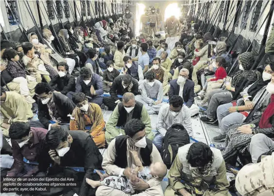  ?? ACN ?? Interior de un avión del Ejército del Aire repleto de colaborado­res afganos antes de partir, ayer, de Kabul.