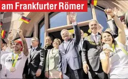  ??  ?? Bundespräs­ident Joachim Gauck (3.v.r.) und der Frankfurte­r OB Peter Feldmann (2.v.r) strahlten mit den Medailleng­ewinnern von Rio um die Wette.