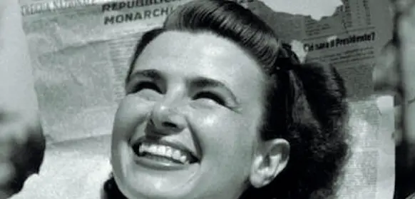  ??  ?? Suffragio femminile Il sorriso famoso di una donna immortalat­a con la prima pagina del «Corriere della sera» del 2 giugno 1946 alle spalle