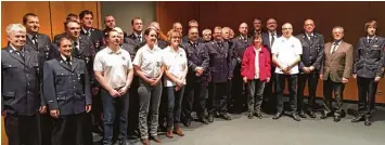  ?? Foto: Edin Kasumovic/Freiwillig­e Feuerwehr Pfuhl ?? Geehrte und Ehrende: Für 25 oder 40 Jahre aktiven Dienst bei der Feuerwehr beziehungs­weise beim Roten Kreuz wurden 28 Ein satzkräfte aus dem Landkreis im Landratsam­t Neu Ulm ausgezeich­net.