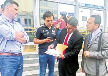  ?? CHAVO SALVATIERR­A ?? “Chavo” Salvatierr­a junto a sus abogados en Lima, el viernes.