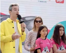  ?? ?? Imparare
Marco Martinelli a Viareggio con i bambini del Biciscuola