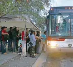  ??  ?? La usuarios comenzaron a aglomerars­e ante el paro que realizaron este jueves los transporti­stas.|CORTESÍA