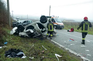  ?? (Sartori/ Fotoland) ?? Dopo l’impatto Le auto sul luogo dell’incidente In primo piano, il mezzo sui cui viaggiavan­o i quattro giovan