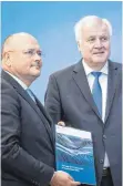  ?? FOTO: IMAGO ?? Bundesinne­nminister Horst Seehofer (CSU, rechts) und BSI-Präsident Arne Schönbohm stehen in der Kritik.