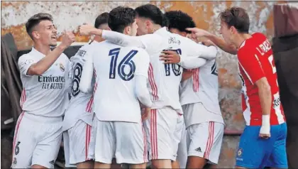  ??  ?? El Castilla celebra el 1-2 de Hugo Duro que le dio la vuelta al partido en Navalcarne­ro.