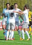  ?? Foto: Schöllhorn ?? In Feierlaune: winnt mit 3:0. Der TSV Schwaben ge