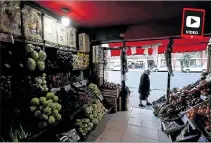  ?? AGUSTIN MARCARIAN / REUTERS ?? Buenos Aires. Una mujer hace compras en un local de verduras.