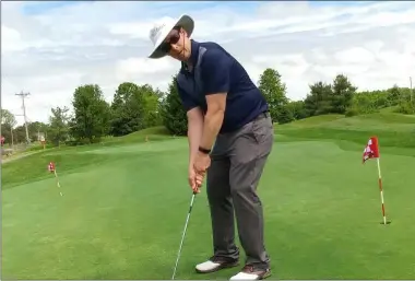  ?? ZACHARY SRNIS — THE MORNING JOURNAL ?? David Thomas of Bay Village practices putting at Grey Hawk Golf Club.