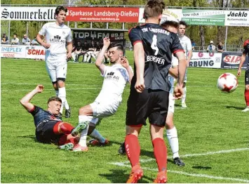  ?? Foto: Christian Kruppe ?? Schwabmünc­hens Fabio Maiolo braucht nicht mehr einzugreif­en, denn Landbergs Adrian Zuka hat es beim Schussvers­uch auf den Hosenboden gesetzt, und der Ball geht am Tor vorbei.