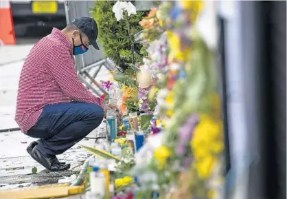  ?? CHRIS DAY/SOUTH FLORIDA SUN SENTINEL ?? Louis Thompson prays on Wednesday for friends he lost in the Surfside condo collapse.