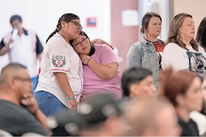  ?? ?? Familias asisten a una reunión especial del concejo municipal