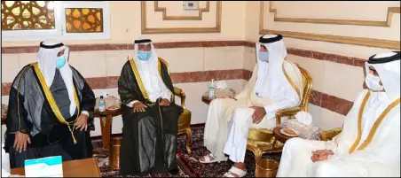  ??  ?? أمير قطر الشيخ تميم بن حمد آل ثاني خلال التعزية في رحيل أمير الكويت