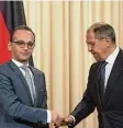  ?? Foto: Hirschberg­er, dpa ?? Kühler Händedruck: Außenminis­ter Maas mit seinem russischen Kollegen Lawrow.