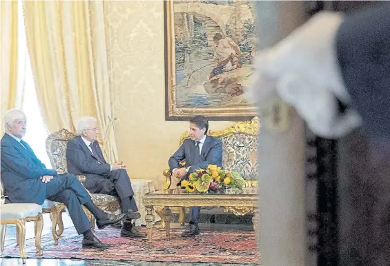  ?? ANSA ?? Tensión. El presidente Sergio Mattarella (izq.) dialoga, anoche, con el premier designado, Giuseppe Conte, quien finalmente renunció.