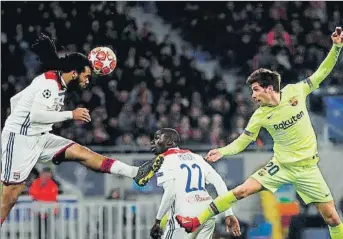  ?? FOTO: EFE ?? Sergi Roberto intenta rematar de cabeza, pero despeja Denayer El de Reus volvió al centro del campo