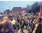  ??  ?? Auf den Sonnenhaus­platz waren die Anhänger von MSSQ umgezogen. 350 demonstrie­rten dort mit einem Fest.