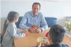  ?? FOTO: PRIVAT ?? CDU-Kandidat Thomas Dörflinger vertrieb sich am Wahlsonnta­g die Zeit beim Kartenspie­l mit seinen Kindern.