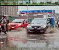  ?? APP ?? Vehicles make their way through a rain-drenched busy road in Peshawar city on Tuesday. —