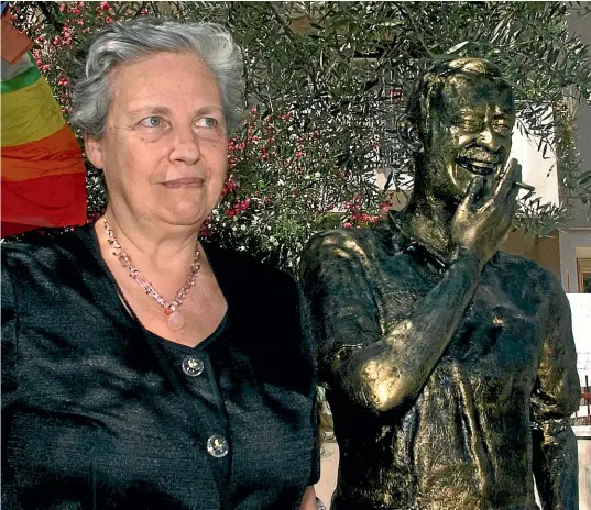  ?? AP ?? Rita Borsellino beside a statue of her brother Paolo in Palermo in July 2007, on the 15th anniversar­y of his murder by the Mafia.