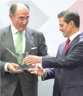  ??  ?? LOS PINOS. El presidente Peña Nieto premió ayer a la CFE e Iberdrola México.