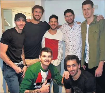  ??  ?? ARGENTINOS EN LA LIGA. Vildoza, Delía, Laprovitto­la, Garino, Brussino, Deck y Campazzo, esta Navidad.