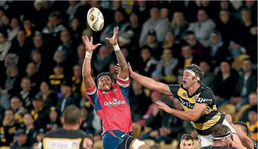  ?? HAGEN HOPKINS ?? Leon Power of Taranaki and Shannon Frizell of Tasman compete for the ball during the Mitre 10 Cup semifinal match between Taranaki and Tasman at Yarrow Stadium on October 21, 2017 in New Plymouth.