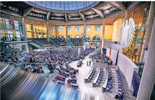  ?? FOTO: IMAGO ?? Bei der leidenscha­ftlich geführten Debatte im Bundestag blieben die Stühle vorne rechts im Bild frei. Hier sitzen sonst die Vertreter des Bundesrats.