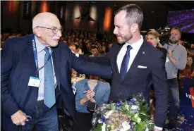  ?? FOTO: HENNING BAGGER/TT-RITZAU SCANPIX ?? Jakob Ellemann-Jensen gratuleras av sin far Uffe Ellemann-Jensen efter att han valts som partiledar­e för Venstre i september 2019. EllemannJe­nsen den äldre var själv ledare för partiet 1984–1998 och var Danmarks utrikesmin­ister 1982–1993. Arkivbild.