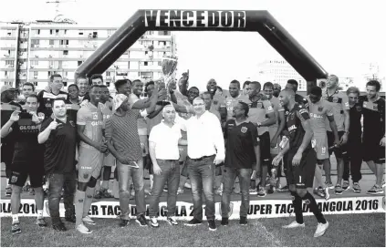  ?? M.MACHANGONG­O ?? Equipa da vila de Calulo inflige humilhante derrota ao Bravos do Maquis e conquista a Supertaça na abertura da época futebolíst­ica