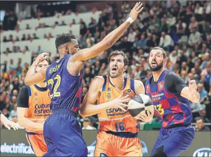  ?? FOTO: EFE ?? Guillem Vives, en acción contra el Barça. El Valencia afronta las semifinale­s con problemas de bases