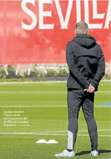  ?? ?? Quique Sánchez Flores, en un entrenamie­nto del Sevilla en la ciudad deportiva // R. DOBLADO