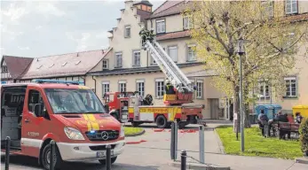  ?? FOTO: VERA ROMEU ?? Die Einsatzkrä­fte der Feuerwehr haben sich das Reiserstif­t als Übungsobje­kt ausgesucht.