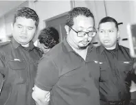  ?? — Gambar Bernama ?? DITUDUH BUNUH: Sobri (tengah) dihadapkan ke Mahkamah Majistret di Shah Alam semalam atas tuduhan membunuh teman wanitanya Sabtu lepas.