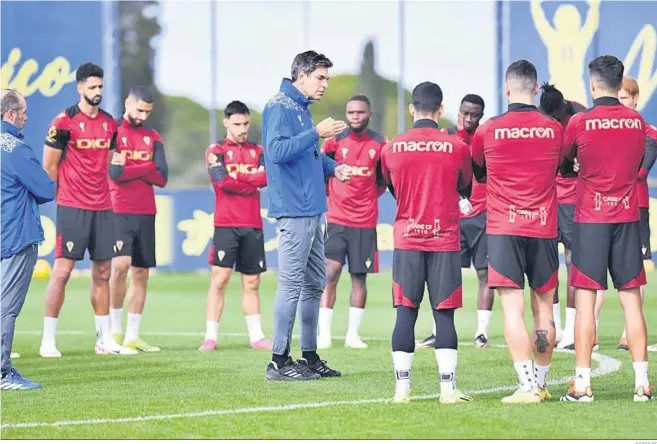  ?? CÁDIZ CF ?? Pellegrino se dirige a sus pupilos en mitad del primer entrenamie­nto de esta semana.