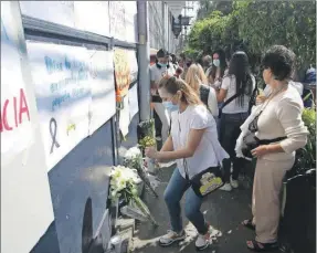  ?? ?? Madres, amigos y familiares del niño Abner instalaron un memorial a las puertas del Colegio Williams